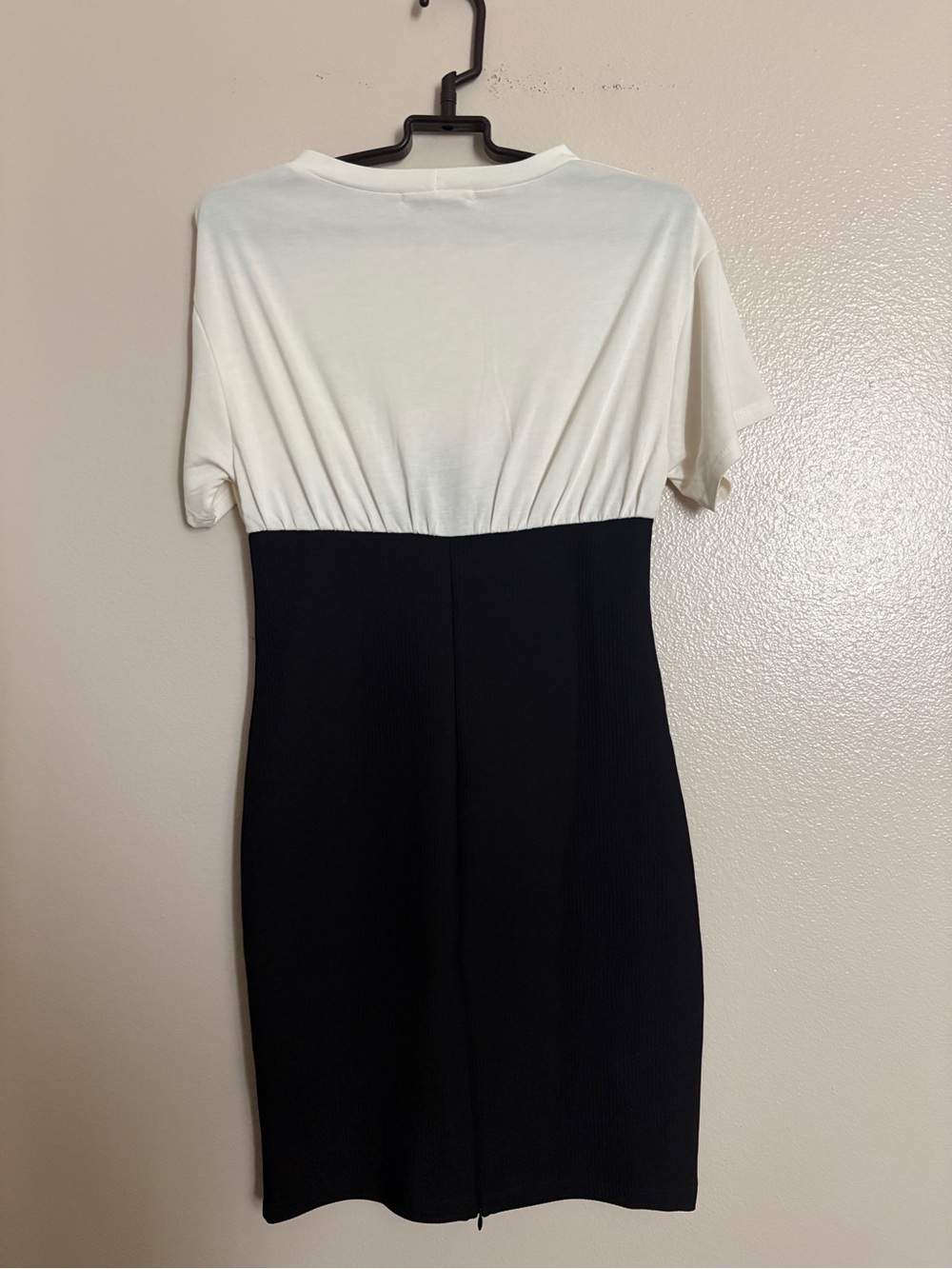 Two-Tone Black and White Short Sleeve Bodycon Dress - Picture 7 of 7